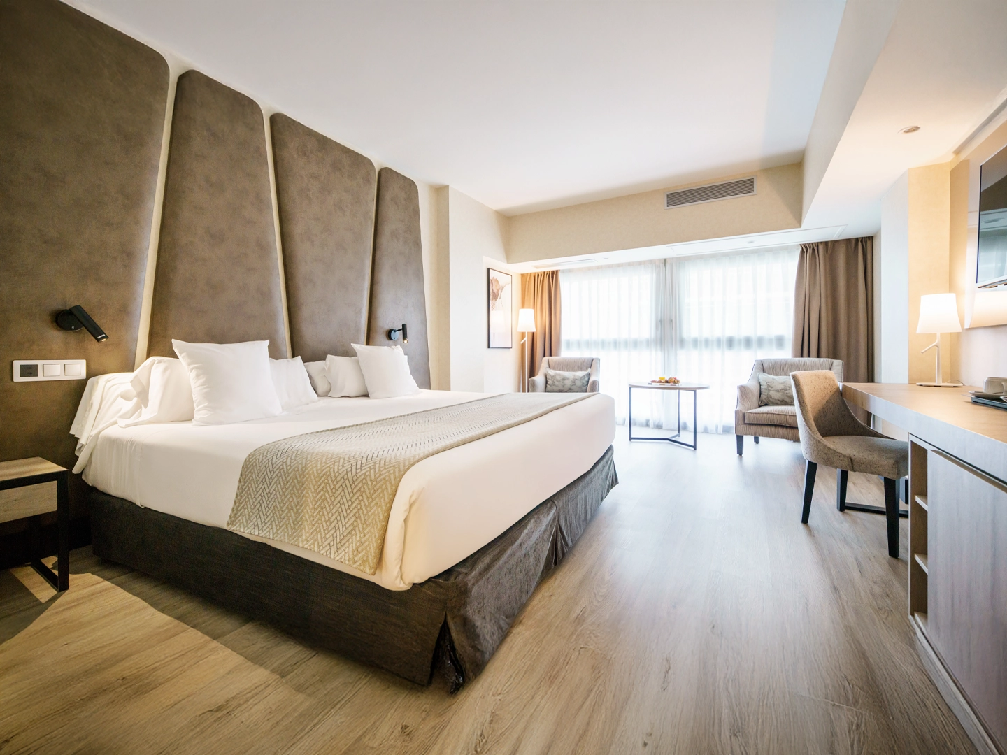 Habitación de hotel con ropa de cama blanca