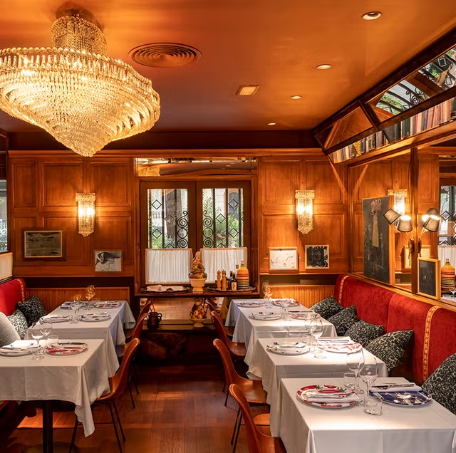 Salón de restaurante con manteles blancos